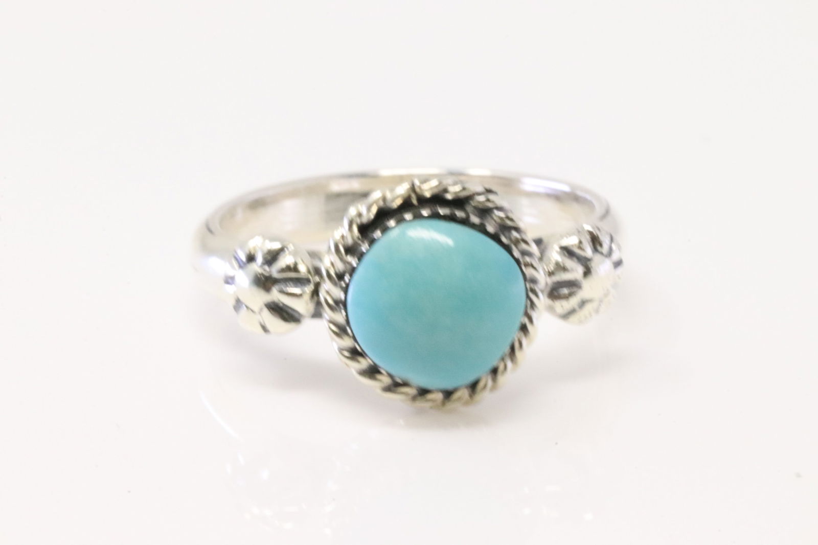Native America Navajo Sterling Silver Turquoise Ring By Mike Smith.: This is a Native America Navajo Sterling Silver Turquoise Ring By Mike Smith. Ring size: 7.00.