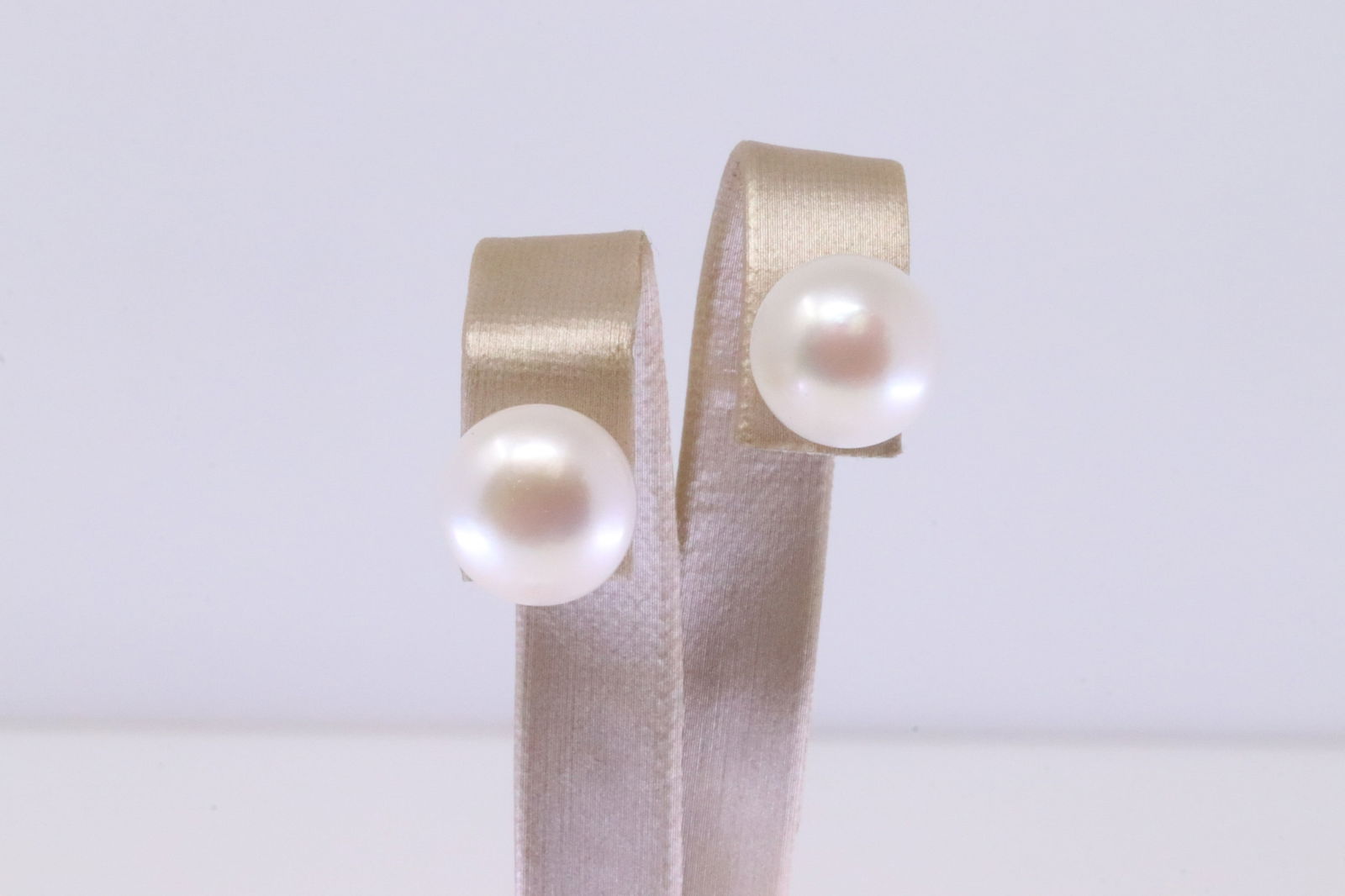 Pearl Stud Earring 14Kt.: Ladies 14Kt Yellow Gold Pearl Stud Earring. Earring's has White Pearl's. Pearl Measure: Total weight: 6.00.