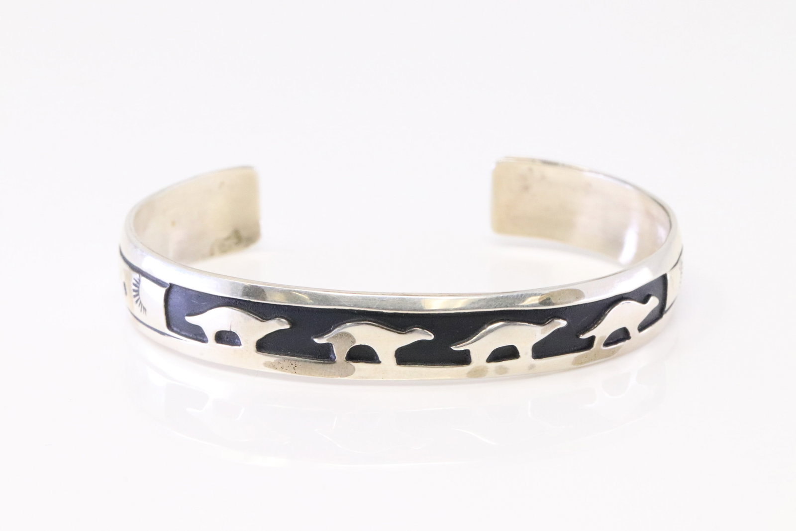 Native American Navajo Sterling Silver Bracelet Cuff By T&R Singer.: This is a Native American Navajo Sterling Silver Bracelet Cuff By T&R Singer.