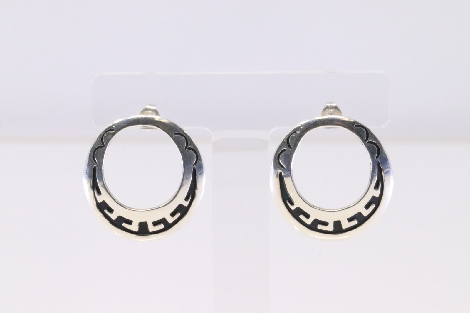 Native America Navajo Sterling Silver Design Post Earring's By T&R Singer.: This is a Native America Navajo Sterling Silver Design Post Earring's By T&R Singer.