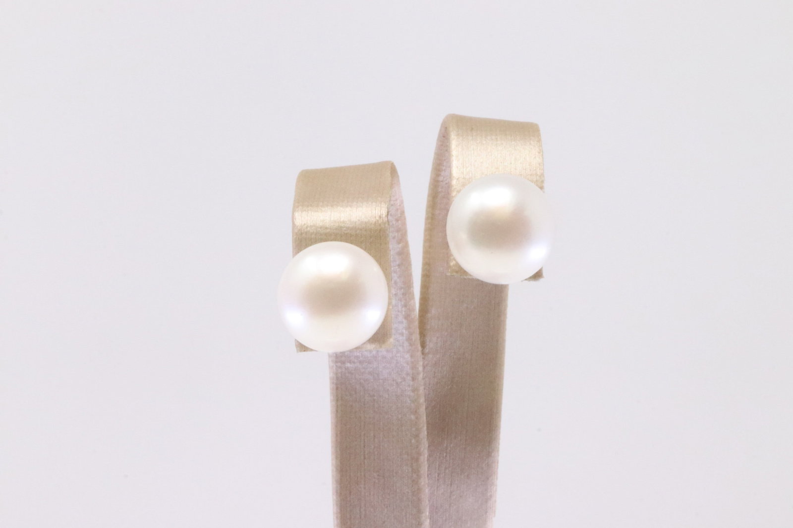 Pearl Stud Earring 14Kt.: Ladies 14Kt Yellow Gold Pearl Stud Earring. Total weight: 5.50 Grams.