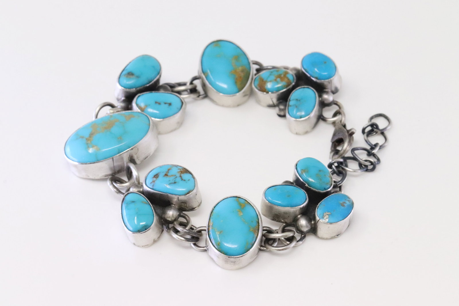 Native America Navajo Sterling Silver Kingman Turquoise Bracelet Link By Betty Tom.: This is a Native America Navajo Sterling Silver Kingman Turquoise Bracelet Link By Betty Tom. Bracelet length: 7.00"