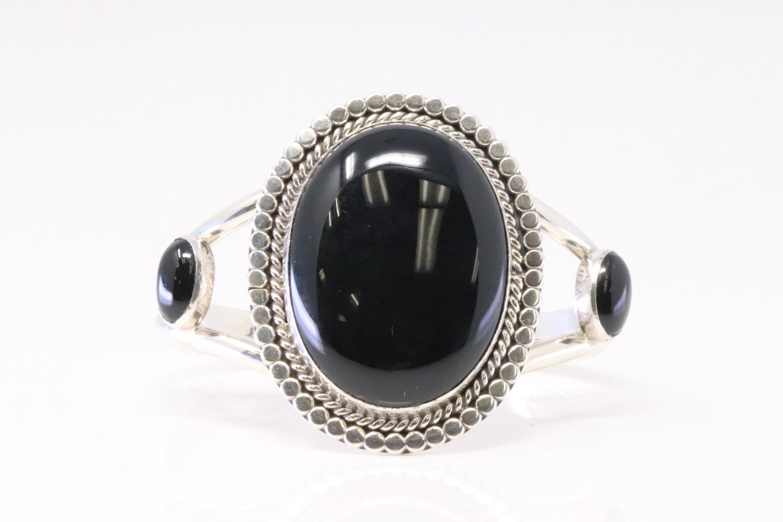 Native America Navajo Sterling Silver Black Onyx Bracelet By Daniel Benally.: This is a Native America Navajo Sterling Silver Black Onyx Bracelet By Daniel Benally.