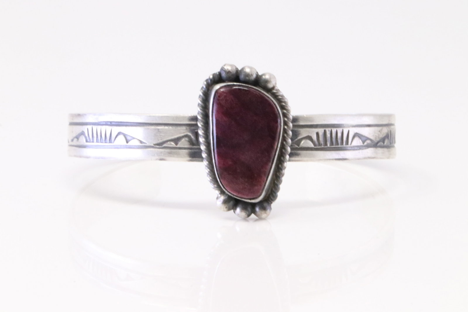 Native America Navajo Sterling Silver Purple Spiny Oyster By Rick Enriquez.: This is a Native America Navajo Sterling Silver Purple Spiny Oyster By Rick Enriquez.