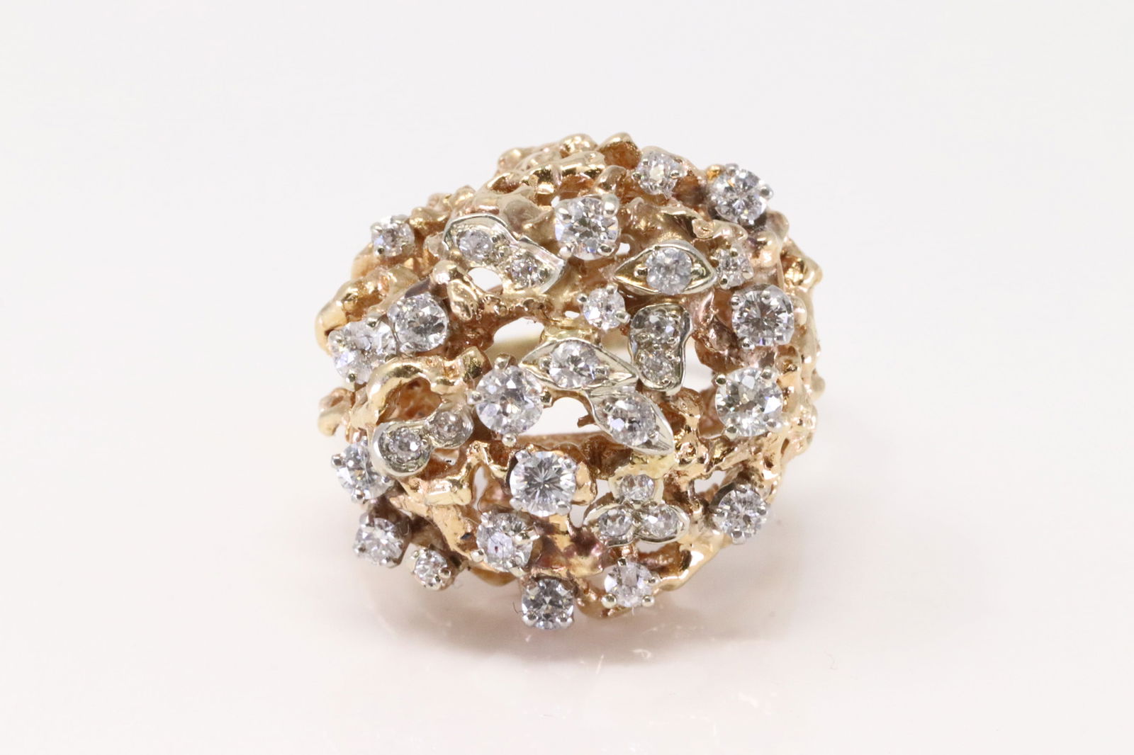 Vinatge 14Kt Gold and Diamond Ring. (1 of 4)