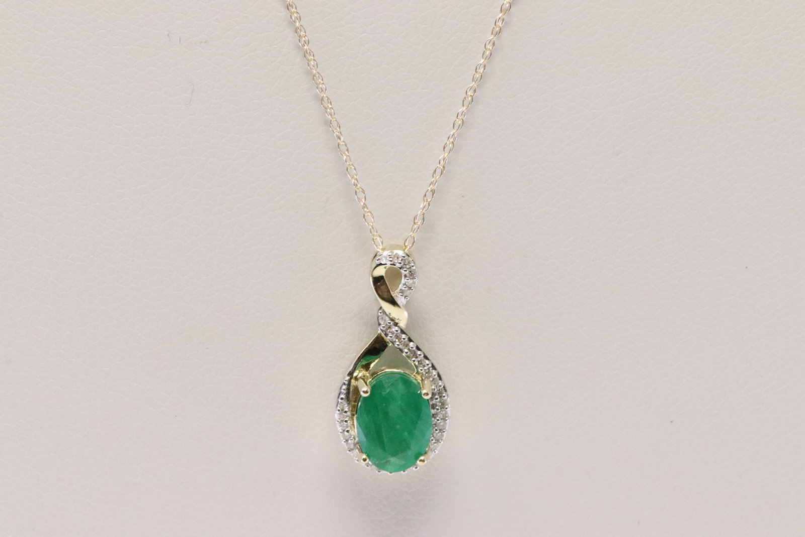 Emerald & Diamond Pendant / Necklace 10Kt. (1 of 4)