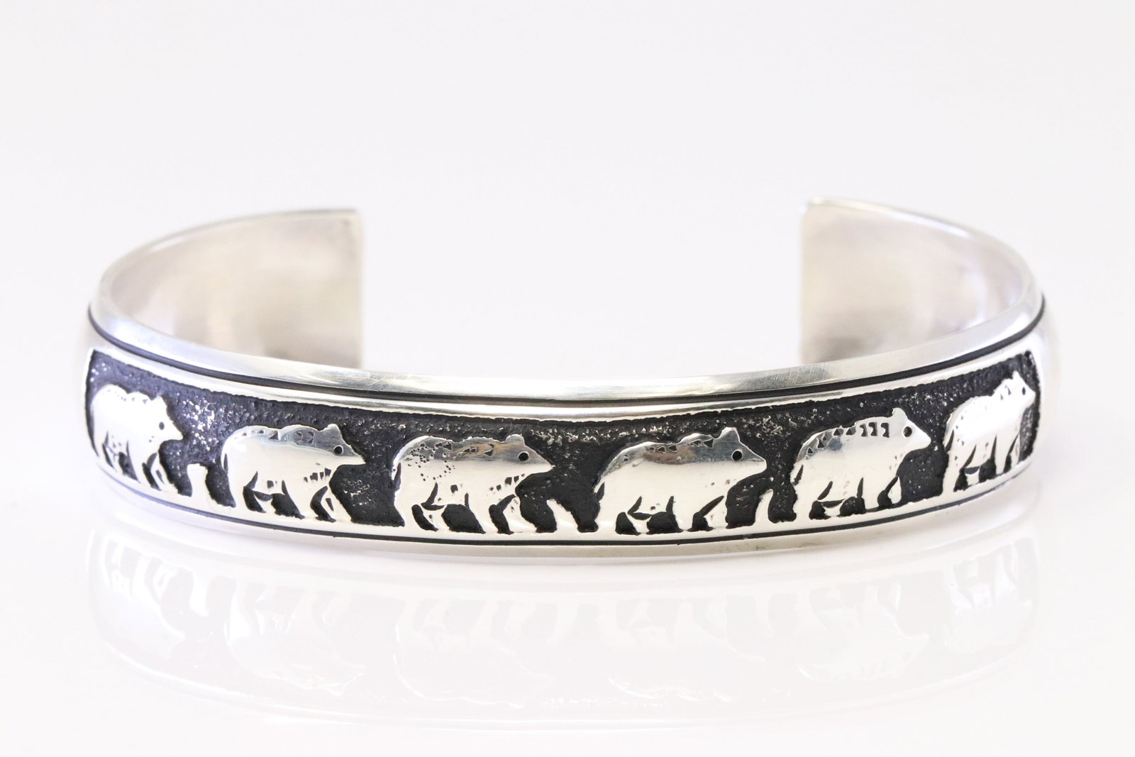 Native America Navajo Sterling Silver Desing Bracelet Cuff By T&R Singer.: This is a Native America Navajo Sterling Silver Desing Bracelet Cuff By T&R Singer.