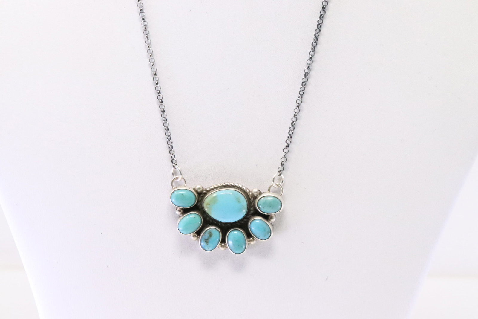 Native America Navajo Sterling Silver Kingman Turquoise Necklace By Geraldine James.: This is a Native America Navajo Sterling Silver Kingman Turquoise Necklace By Geraldine James. Necklace length: 16.00"