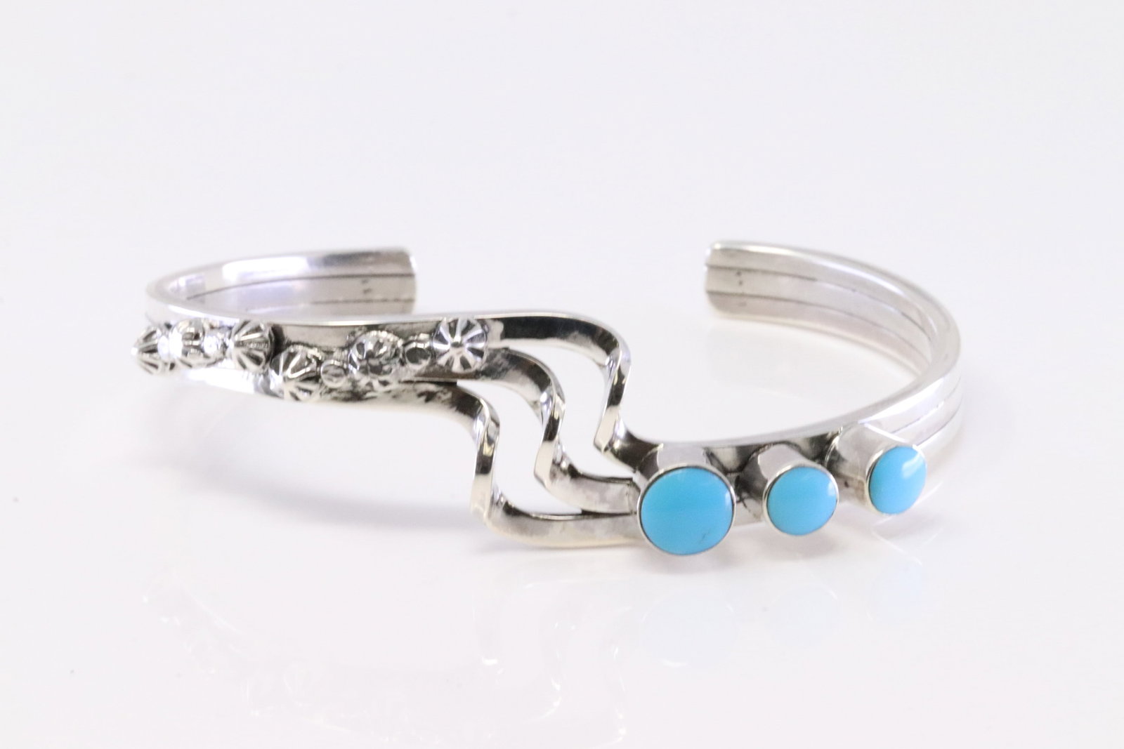 Native America Navajo Sterling Silver Turquoise Bracelet Cuff By Daniel Dakai.: This is a Native America Navajo Sterling Silver Turquoise Bracelet Cuff By Daniel Dakai.