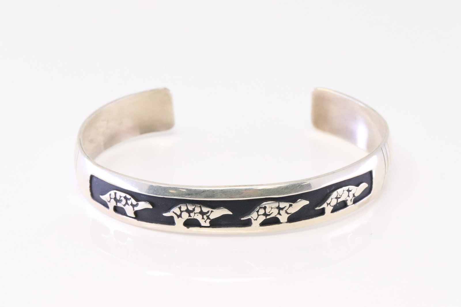 Native America Navajo Sterling Silver Bracelet Cuff By T&R Singer.: This is a Native America Navajo Sterling Silver Bracelet Cuff By T&R Singer.