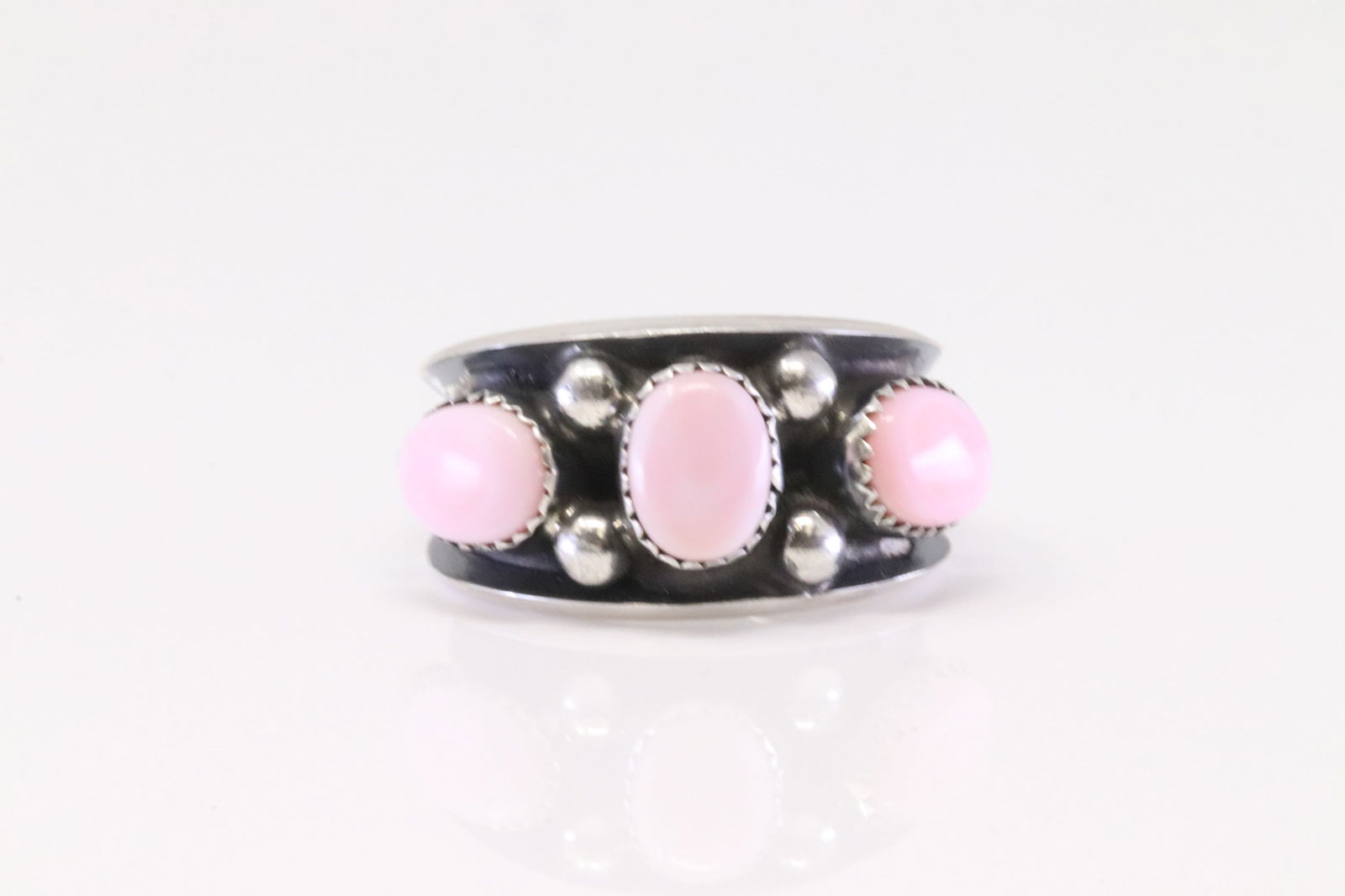 Native America Navajo Sterling Silver Pink Shell Concho Ring. (1 of 4)