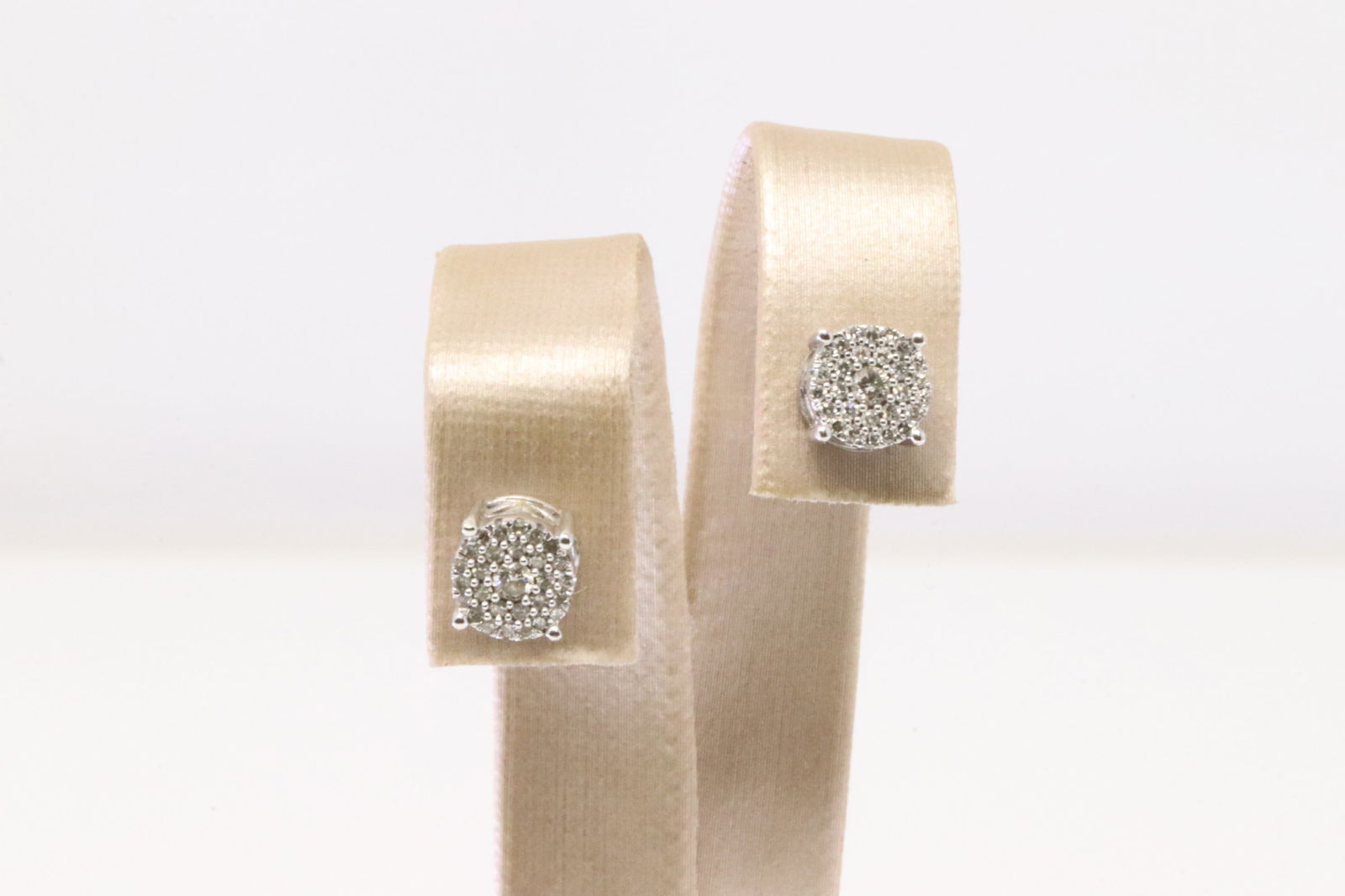 Diamond Stud Earring.: White Gold Diamond Stud Earring. Earring's has 42 round Diamodns.Total weight: 2.30 Grams.