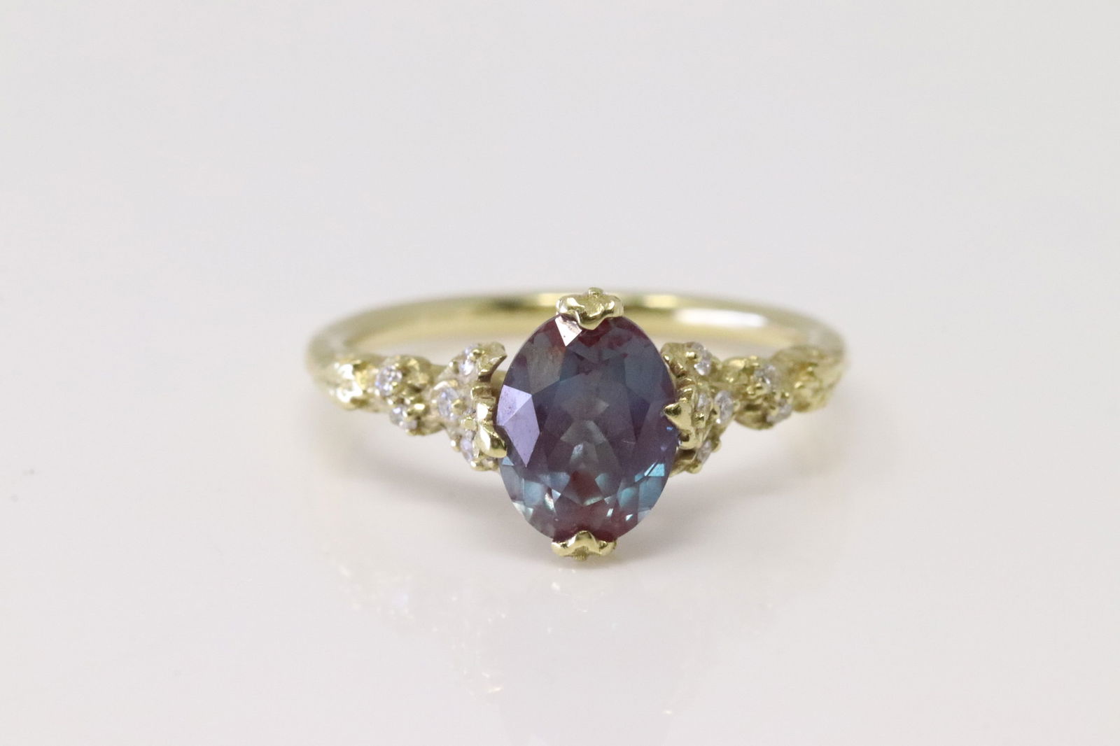 Magestic stone & Diamond Ring 18Kt. (1 of 4)