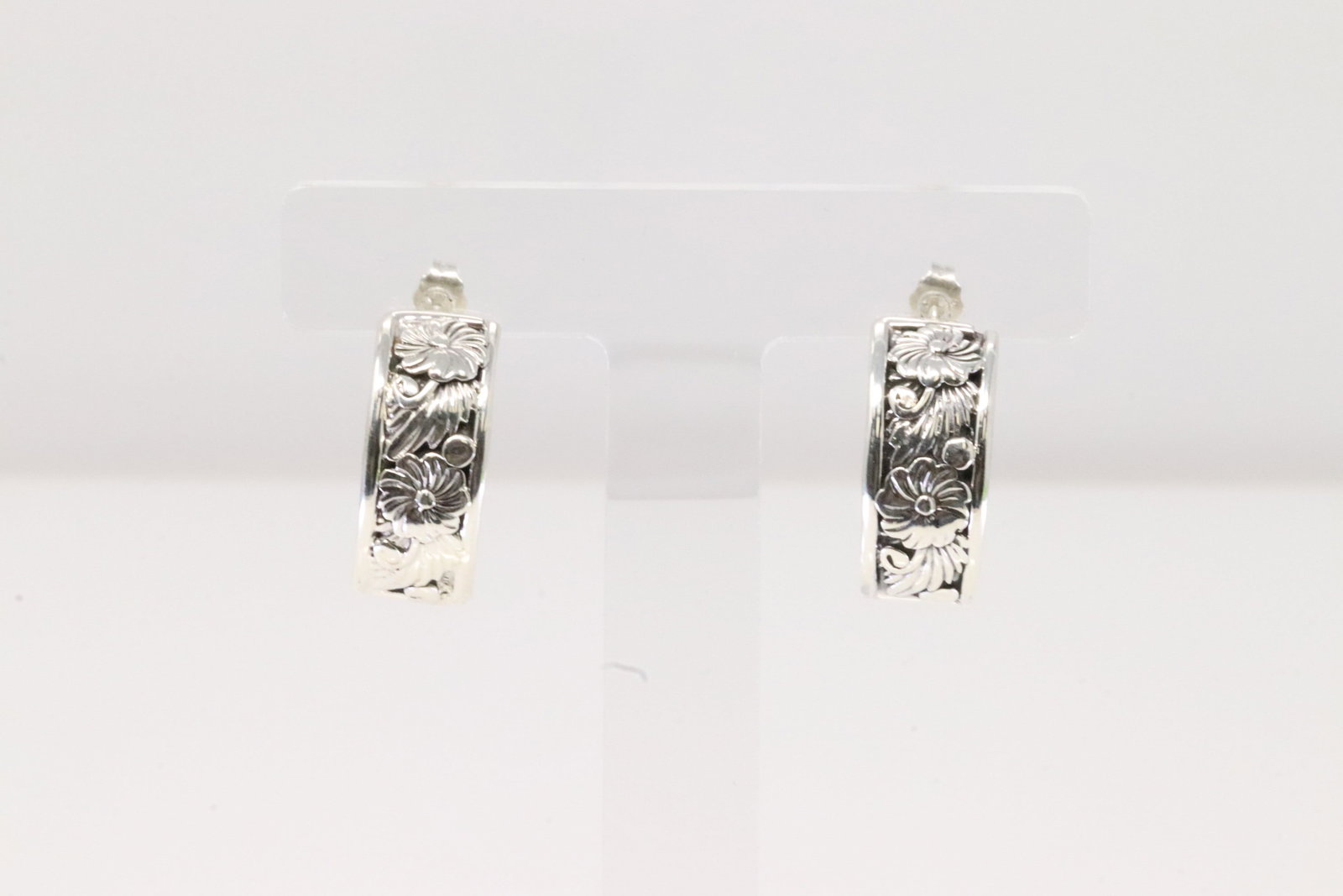 Native America Navajo Sterling Silver Floral Hoop Earring's By Tom Dinetso.: This is a Native America Navajo Sterling Silver Floral Hoop Earring's By Tom Dinetso.