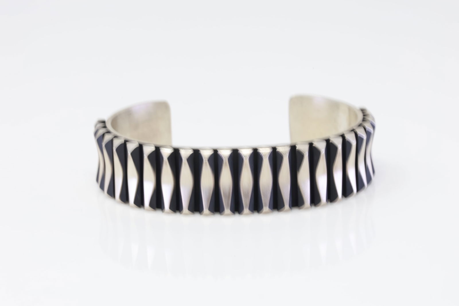 Native America Navajo Sterling Silver Bracelet Cuff By L.Tahe. (1 of 4)