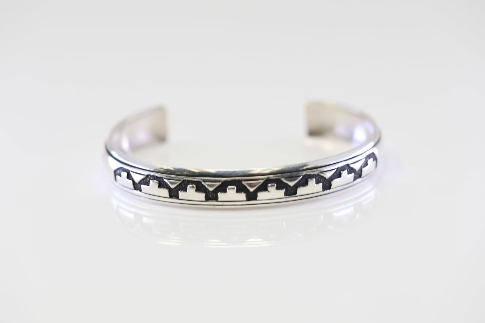 Native America Navajo Sterling Silver Design Bracelet Cuff By T&R Singer. (1 of 4)