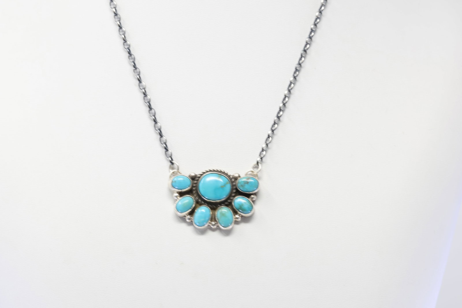 Native America Navajo Sterling Silver Kingman Turquoise Necklace By Geraldine James.: This is a Native America Navajo Sterling Silver Kingman Turquoise Necklace By Geraldine James. Necklace length: 16.00