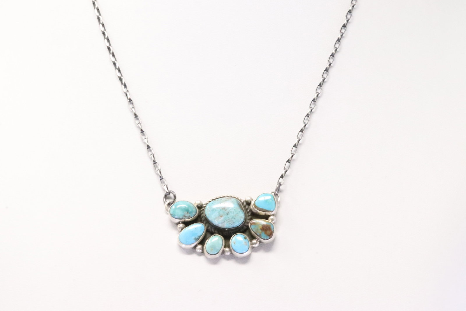Native America Navajo Sterling Silver Kingman Turquoise Necklace By Geraldine James.: This is a Native America Navajo Sterling Silver Kingman Turquoise Necklace By Geraldine James. Necklace length: 16.00"