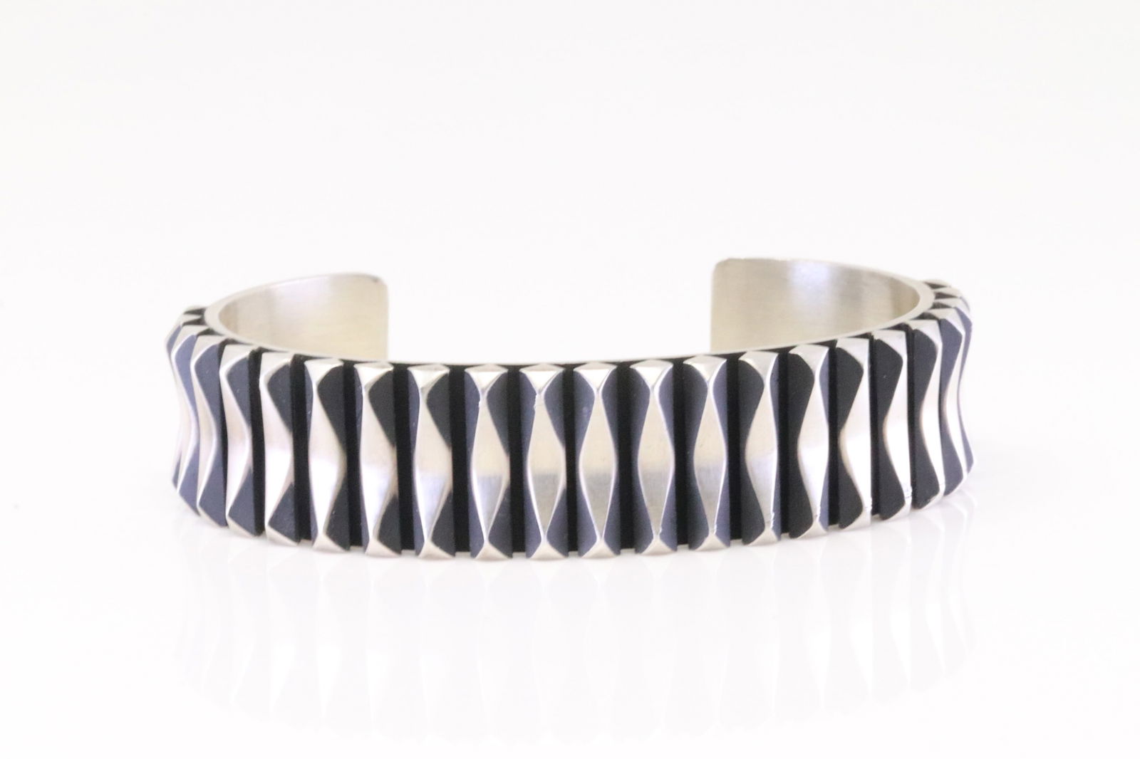 Native American Navajo Sterling Silver Bracelet Cuff By L.Tahe. (1 of 4)