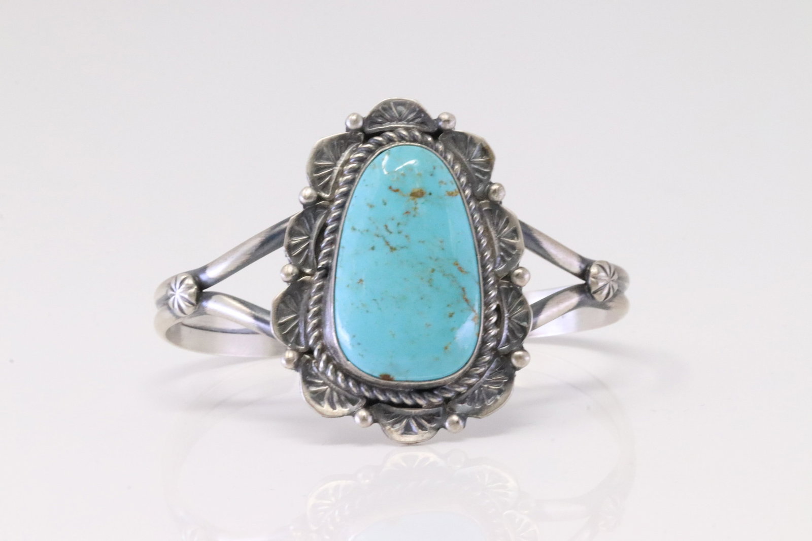 Native America Navajo Sterling Silver Kingman Turquoise Bracelet Cuff By Jeff James Jr.: This is a Native America Navajo Sterling Silver Kingman Turquoise Bracelet Cuff By Jeff James Jr.