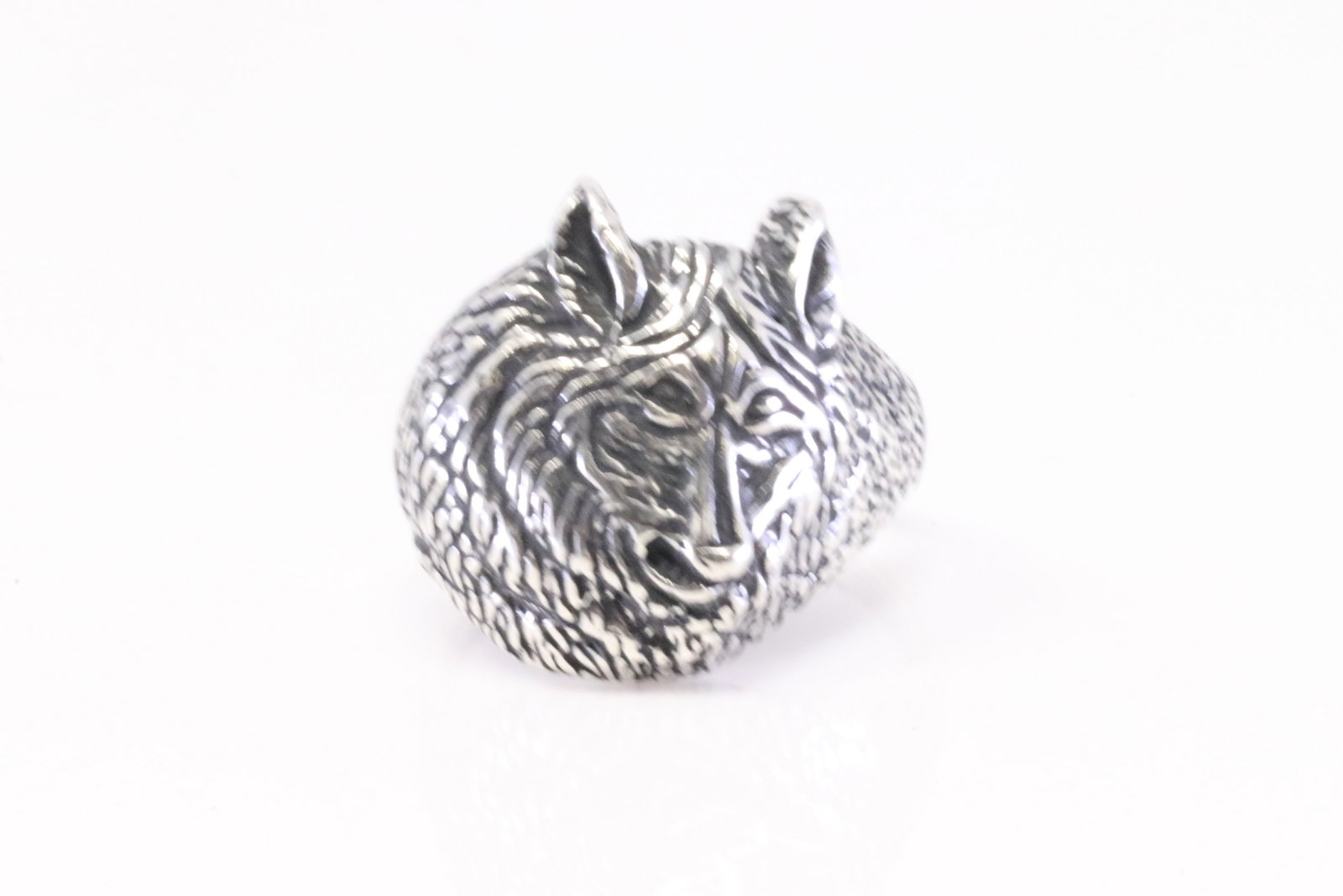Native America Navajo Sterling Silver Non Indian Wolf Ring.: This is a Native America Navajo Sterling Silver Non Indian Wolf Ring. Ring size: 10.25.