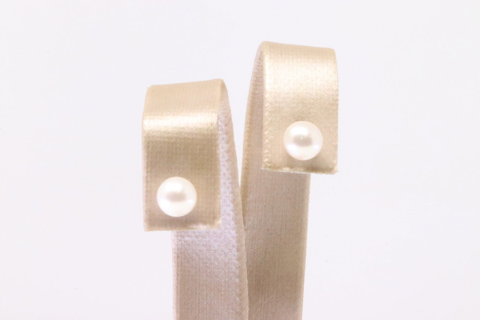 Pearl Stud Earring 14Kt.: Ladies 14Kt Yellow Gold Pearl Stud Earring. Earring's has Pearl. Pearl Measure: 6.6 mm.