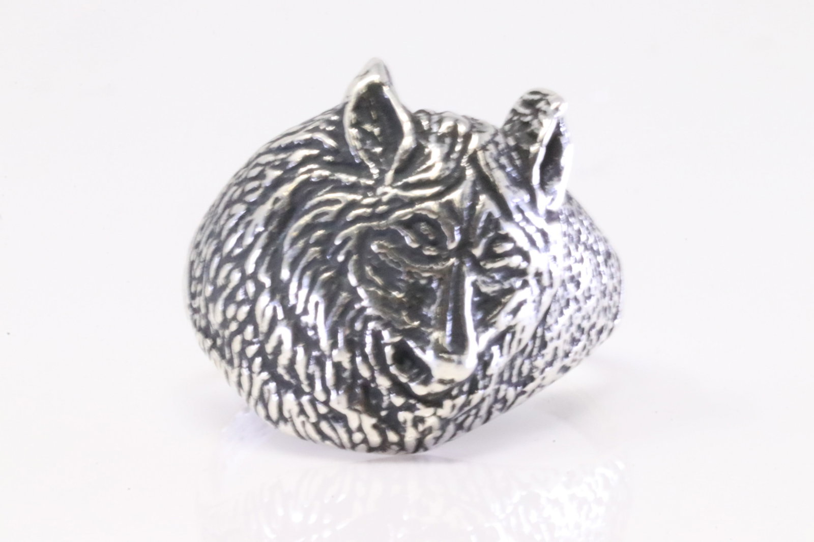 Native America Navajo Sterling Silver Non Indian Wolf Ring.: This is a Native America Navajo Sterling Silver Non Indian Wolf Ring. Ring size: 11.25.