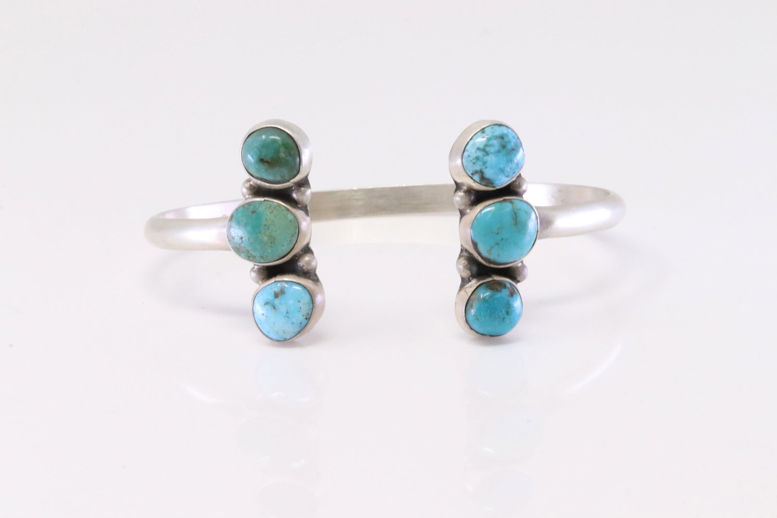 Native America Navajo Sterling Silver Kingman Turquoise Bracelet Cuff By Geraldine James.: This is a Native America Navajo Sterling Silver Kingman Turquoise Bracelet Cuff By Geraldine James.