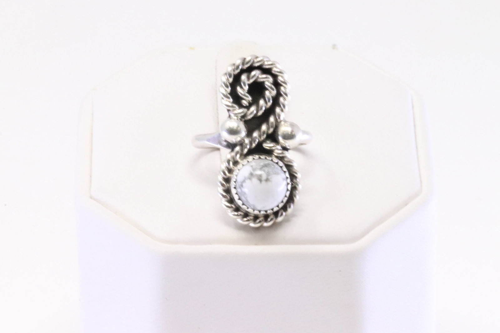 Native America Navajo Sterling Silver White Stone Ring By R.: This is a Native America Navajo Sterling Silver White Stone Ring By R. Ring size: 6.00.