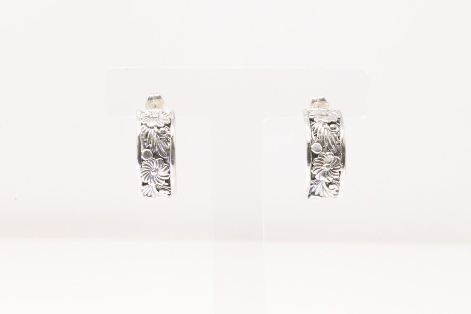 Native America Navajo Sterling Silver Floral Hoop Earring's By Tom Dinetso.: This is a Native America Navajo Sterling Silver Floral Hoop Earring's By Tom Dinetso.