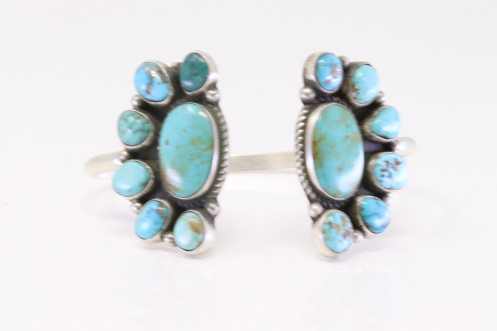 Native America Navajo Sterling Silver Kingman Turquoise Bracelet Cuff By Geraldine James.: This is a Native America Navajo Sterling Silver Kingman Turquoise Bracelet Cuff By Geraldine James.