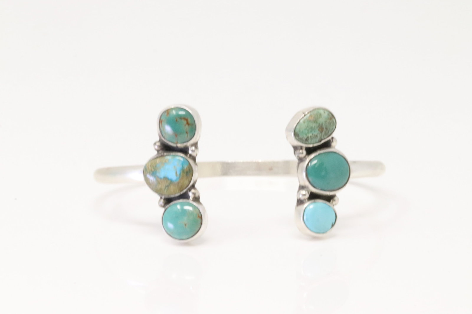 Native America Navajo Sterling Silver Kingman Turquoise Barcelet Cuff By Geraldine James.: This is a Native America Navajo Sterling Silver Kingman Turquoise Barcelet Cuff By Geraldine James.