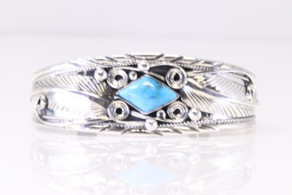 Native America Navajo Sterling Silver Turquoise Bracelet Cuff.