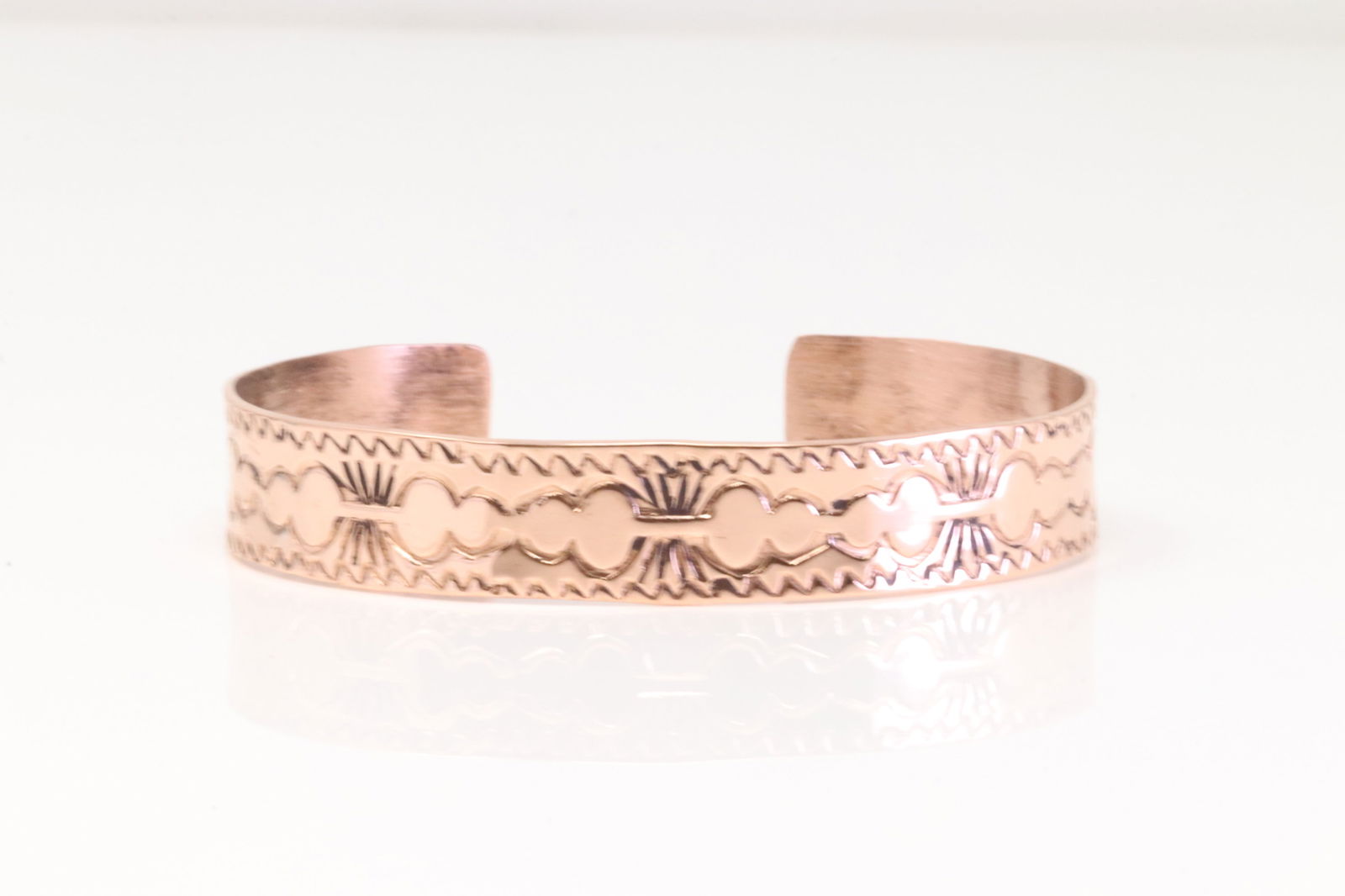 Native America Navajo Copper Bracelet Cuff By Elaine Tahe.: This is a Native America Navajo Copper Bracelet Cuff By Elaine Tahe.