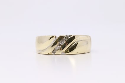 14Kt Yellow Gold Diamond Ring.