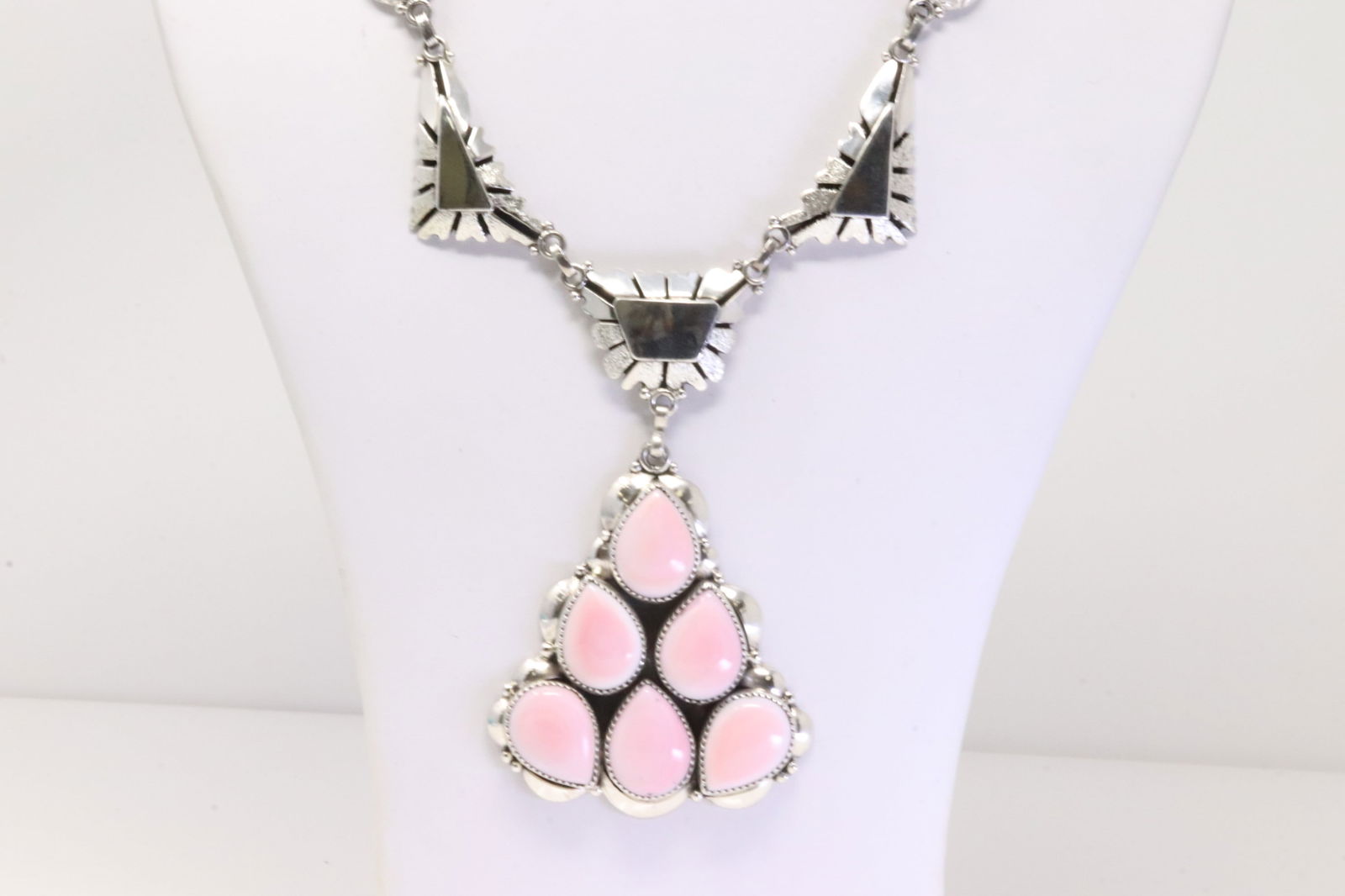 Native America Navajo Sterling Silver Pink Conch Shell Necklace By Clem Nalwood. (1 of 4)