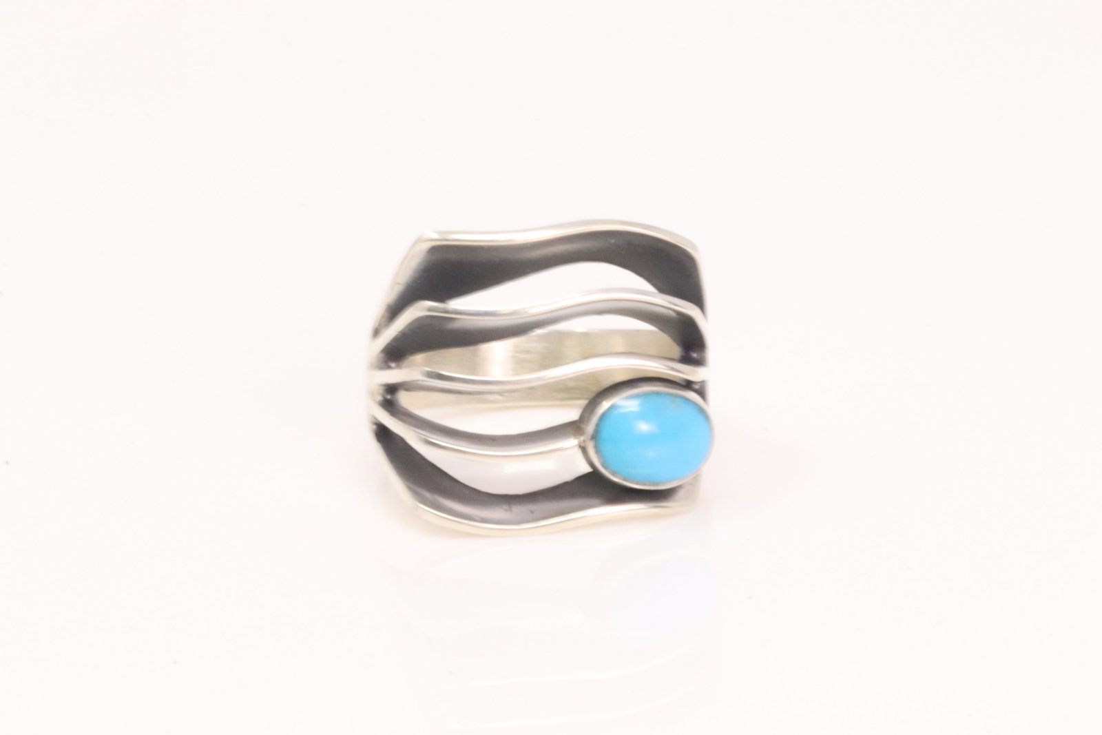 Native America Navajo Sterling Silver 5 Row Turquoise Ring By James Bahe.: This is a Native America Navajo Sterling Silver 5 Row Turquoise Ring By James Bahe. Ring size: 7.50.