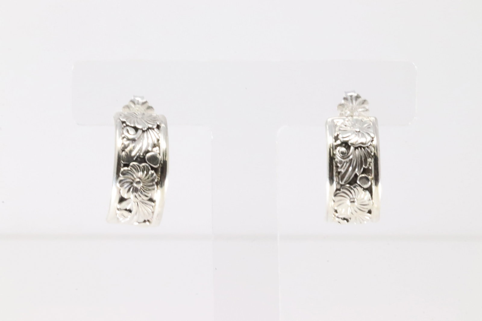 Native America Navajo Sterling Silver Floral Hoop Earring's By Tom Dinetso.: This a Native America Navajo Sterling Silver Floral Hoop Earring's By Tom Dinetso.
