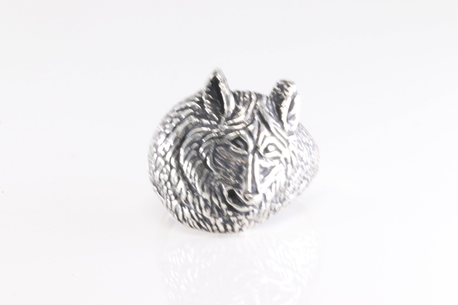 Native America Navajo Sterling Silver Non Inladian Wolf Ring.: This is a Native America Navajo Sterling Silver Non Inladian Wolf Ring. Ring size: 9.50.