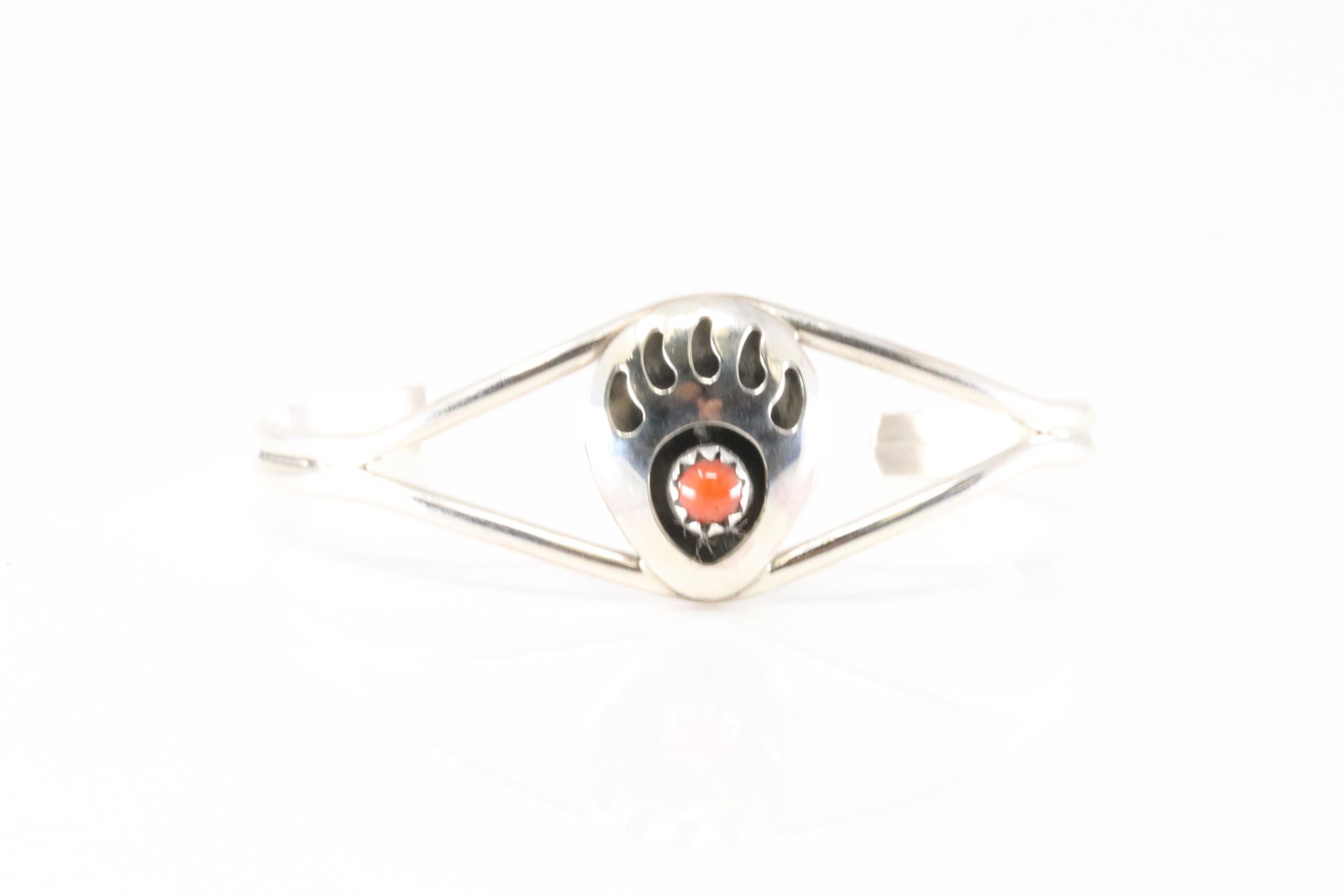 Native America Navajo Sterling Silver Bear Paw Coral Baby Bracelet.: This is a Native America Navajo Sterling Silver Bear Paw Coral Baby Bracelet.