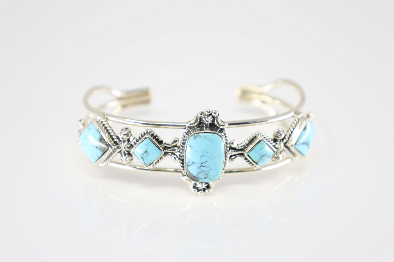 Native America Navajo Sterling Silver Turquoise Bracelet Cuff By Mike Smith.: This is a Native America Navajo Sterling Silver Turquoise Bracelet Cuff By Mike Smith.
