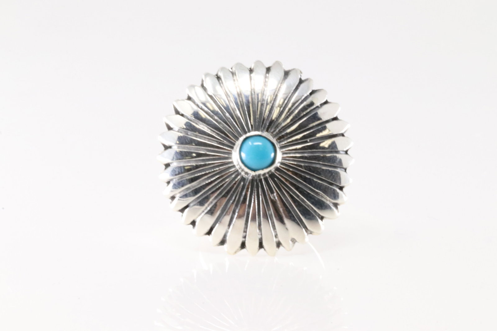Native America Navajo Sterling Silver Turquoise Ring By Alice R.Saunders.: This is a Native America Navajo Sterling Silver Turquoise Ring By Alice R.Saunders. Ring size: 7.75.