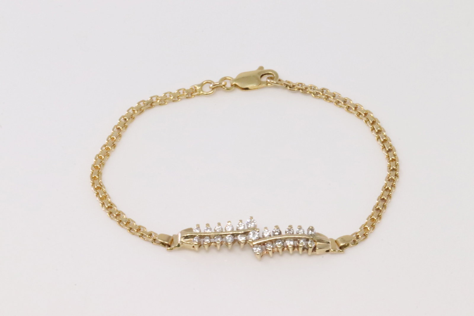 Diamond Bracelet 18Kt.: Ladies 18Kt Yellow Gold Diamond Bracelet. Bracelet has round Diamonds. Diamonds approx weight: 1.00cttw. Bracelet length: 7.00" Total weight: 5.40 Grams.