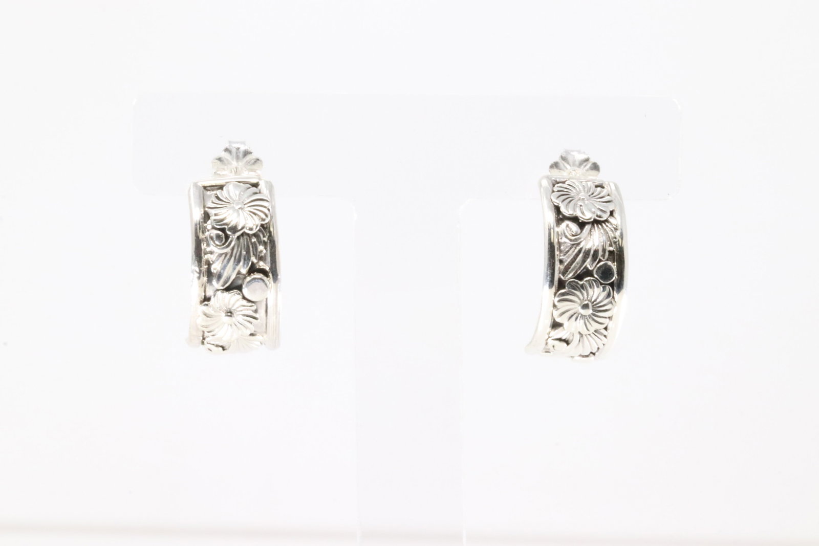 Native American Navajo Sterling Silver Floral Hoop Earring's By Tom Dinetso.: This is a Native American Navajo Sterling Silver Floral Hoop Earring's By Tom Dinetso.