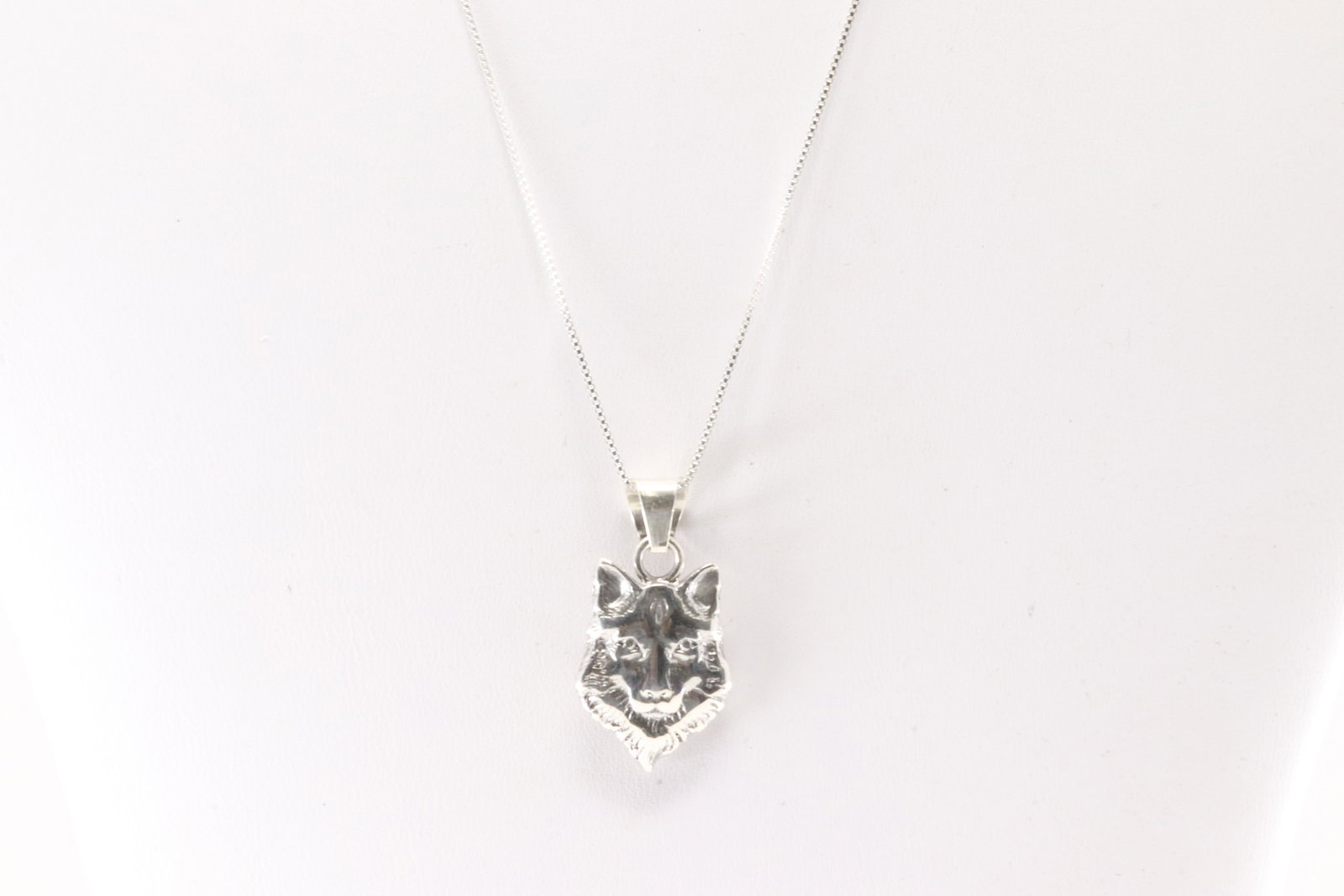 Native America Navajo Sterling Silver Wolf Pendant with A 925 Necklace.: This is a Native America Navajo Sterling Silver Wolf Head Pendant with A 925 Necklace. Necklace length: 18.00"