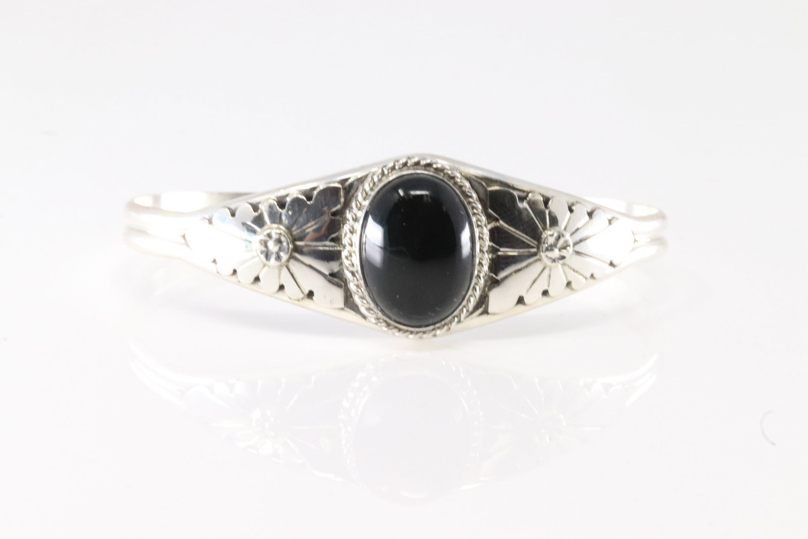 Native America Navajo Sterling Silver Blcak Onyx Bracelet Cuff By Renee Yazzie.: This is a Native America Navajo Sterling Silver Blcak Onyx Bracelet Cuff By Renee Yazzie.