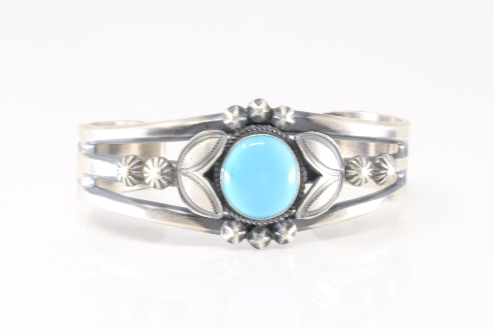 Native America Navajo Sterling Silver Kingman Turquoise Bracelet Cuff By Alfred Martinez.: This is a Native America Navajo Sterling Silver Kingman Turquoise Bracelet Cuff By Alfred Martinez.