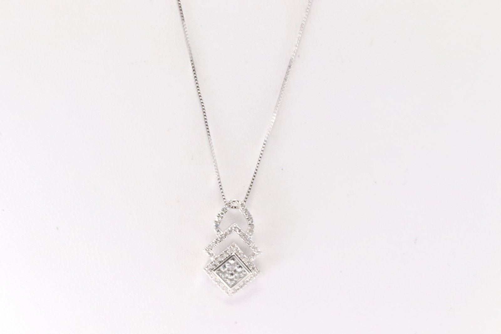 Diamond Pendant / Necklace 18Kt. (1 of 3)
