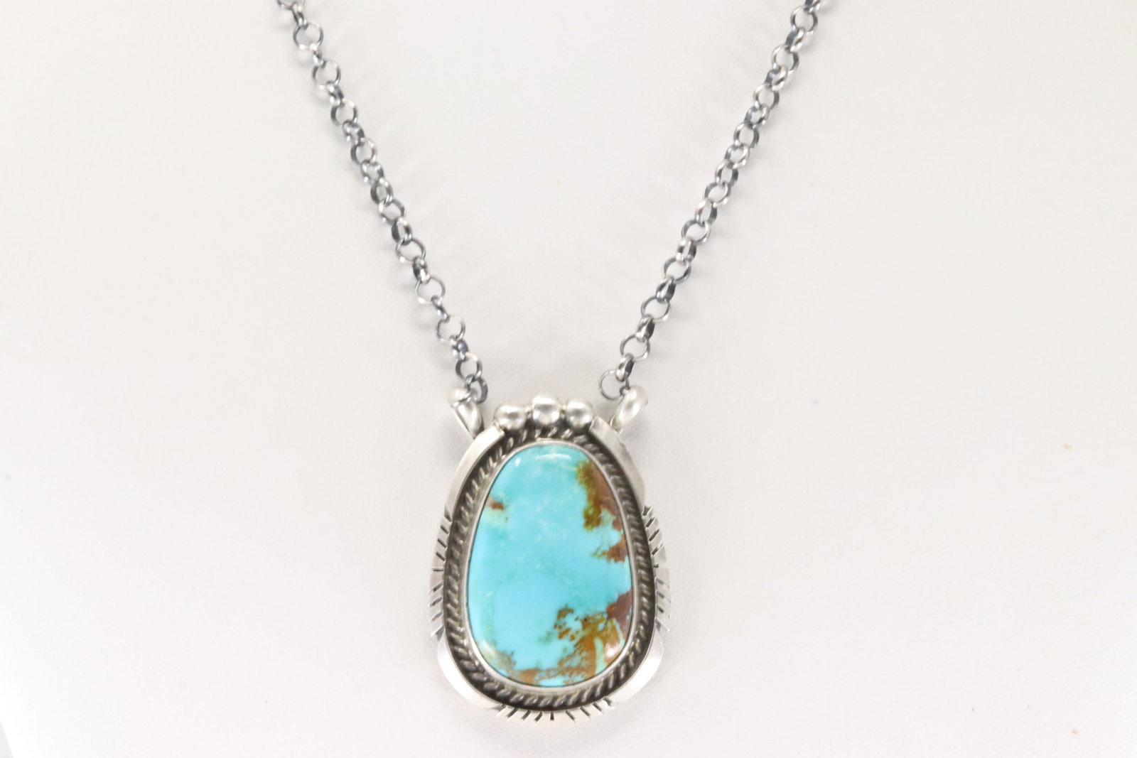 Native America Navajo Sterling Silver Kingman Turquoise Necklace By Alfred Martinez.: This is a Native America Navajo Sterling Silver Kingman Turquoise Necklace By Alfred Martinez. Necklace length: 16.00"