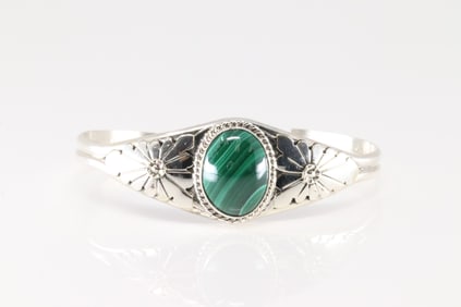 Native America Navajo Sterling Silver Green Stone Bracelet Cuff By Renee Yazzie.
